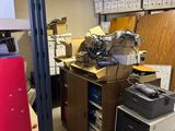 une pièce avec beaucoup de cartons et des cartons sur le sol