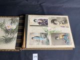 deux livres illustrés de femmes et de fleurs, posés sur une table