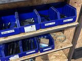 de nombreux bacs d'outils posés sur une étagère dans un garage