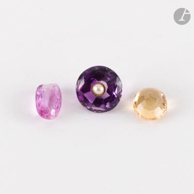 trois pierres d'améthorate et d'améthorate sur un fond blanc