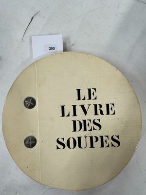 une affiche accrochée au mur sur laquelle on peut lire « Le Livre des soupes »