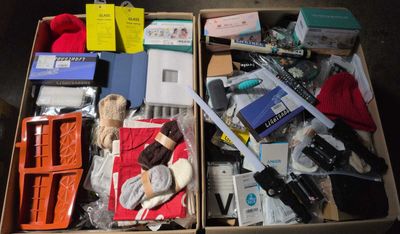 233 / 1 palette de 153 kg de mix (jouets, chaussettes,…