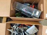 deux cartons remplis d'objets divers, posés sur une table