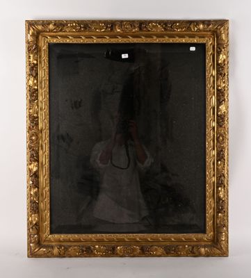 le reflet d'une personne en train de se prendre en photo dans un miroir