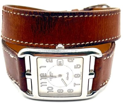 bracelet de montre en cuir marron avec boucle argentée et cadran carré