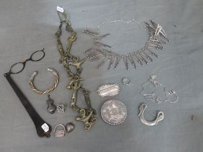 Chaîne en bronze orientale décor d'orants et d'oiseaux