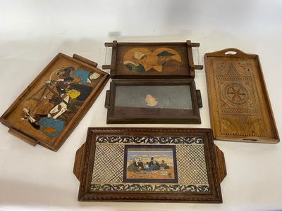 quatre plateaux en bois ornés d'images, posés sur une table