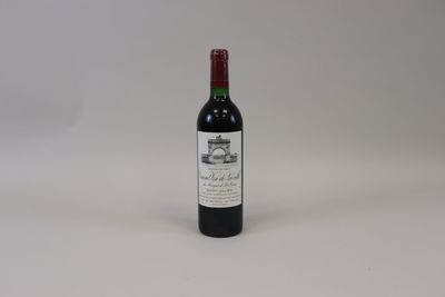 une bouteille de vin posée sur une table