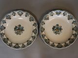 deux assiettes ornées de motifs floraux sont posées sur une table