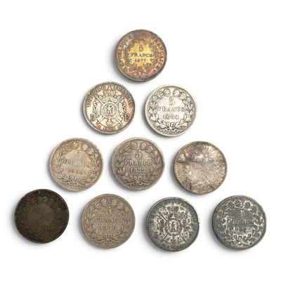 plusieurs types de pièces de monnaie sont disposés sur une surface blanche