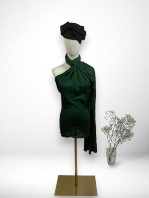 Attribuée à KENZO. Tunique en maille vert bouteille, drapé à…