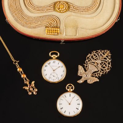 un assortiment de bijoux en or, comprenant un sac à main, une montre et une chaîne