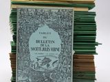 une pile de livres empilés les uns sur les autres sur une table