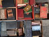 de nombreux types de livres anciens dans une boîte