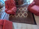 deux fauteuils rouges et un tapis dans un salon