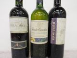 trois bouteilles de vin posées sur une table