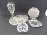 beaucoup d'objets en verre qui se trouvent sur la table