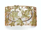 une broche ancienne en or et émail, ornée de feuilles et de fleurs