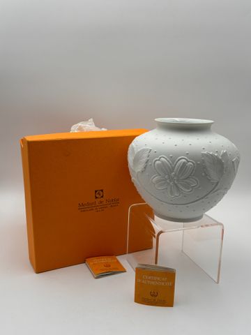 Médard de Noblat, Limoges - Vase boule en biscuit à décor en reli...
