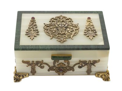 une boîte blanche ornée de motifs dorés sur le dessus