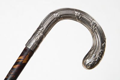une canne en argent et écaille de tortue, munie d'un manche en bois