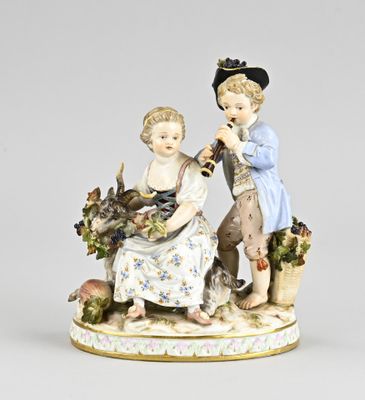 une figurine représentant un garçon et une fille assis sur un banc