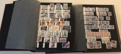 un livre qui contient beaucoup de timbres