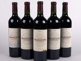 quatre bouteilles de vin rouge sont alignées