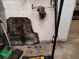 une image d'un garage avec des outils et des outils sur le sol