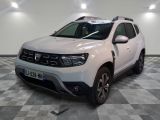 la dacia blanche est garée sur un carrelage à carreaux