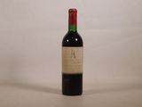 une bouteille de vin posée sur une table