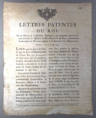 un vieux papier sur lequel il y a des inscriptions est accroché au mur