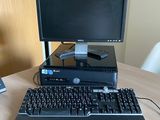 un ordinateur posé sur un bureau, équipé d'un clavier et d'un écran