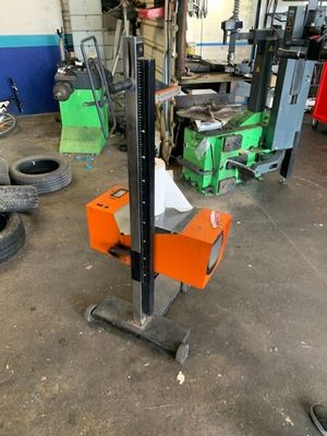 une machine qui est garée dans un garage avec des pneus