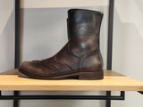 une paire de bottes posée sur une étagère dans une pièce