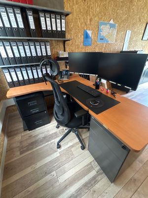 un bureau équipé de deux écrans et d'un clavier