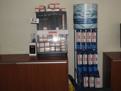 Des cartons de cigarettes sont empilés sur un chariot dans une pièce