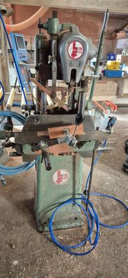 une machine posée sur une table dans une pièce