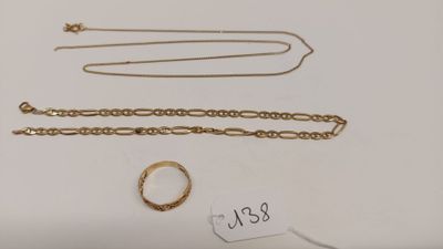 gros plan d'un bouquet de bijoux en or sur une table