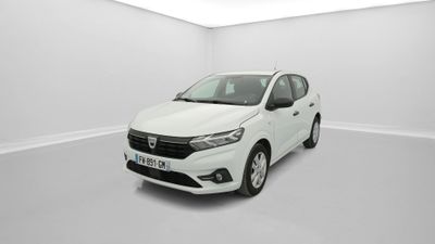 Une voiture blanche est garée dans une pièce blanche au sol blanc.