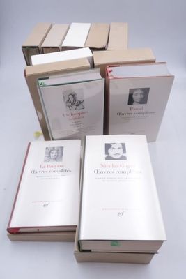plusieurs livres sont empilés sur une table