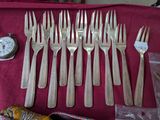 beaucoup de fourchettes et de cuillères sur la table