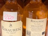 plusieurs bouteilles de vin sont alignées sur une étagère dans un magasin