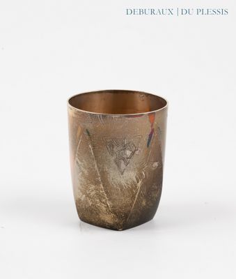 un verre orné d'un motif, posé sur une table