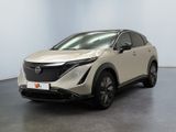 Le SUV concept Nissan C-HR est garé dans un showroom