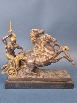 statue représentant un homme à cheval, muni d'une épée, et une femme à cheval