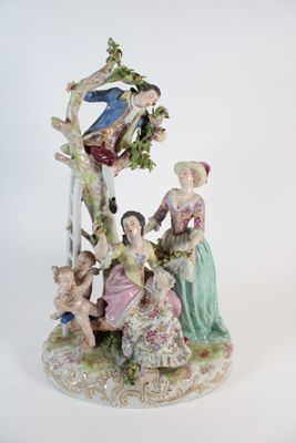une figurine représentant un groupe de personnes assises sur un arbre