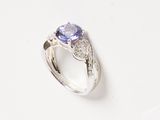 une photo d'une bague en tanzanite et diamants posée sur un fond blanc