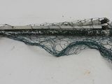 un filet de pêche auquel est fixée une canne à pêche