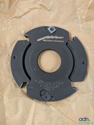 un gros plan d'un objet circulaire noir sur une feuille de papier